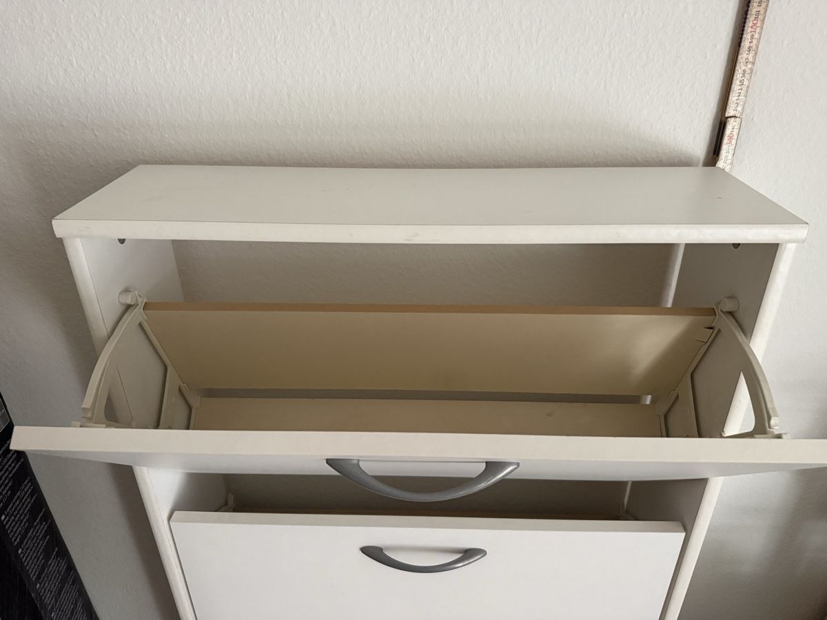 Guardaroba: Schuhschrank weiss 4 Klappen – Usato da Liestal venduto da Olivia_W 2