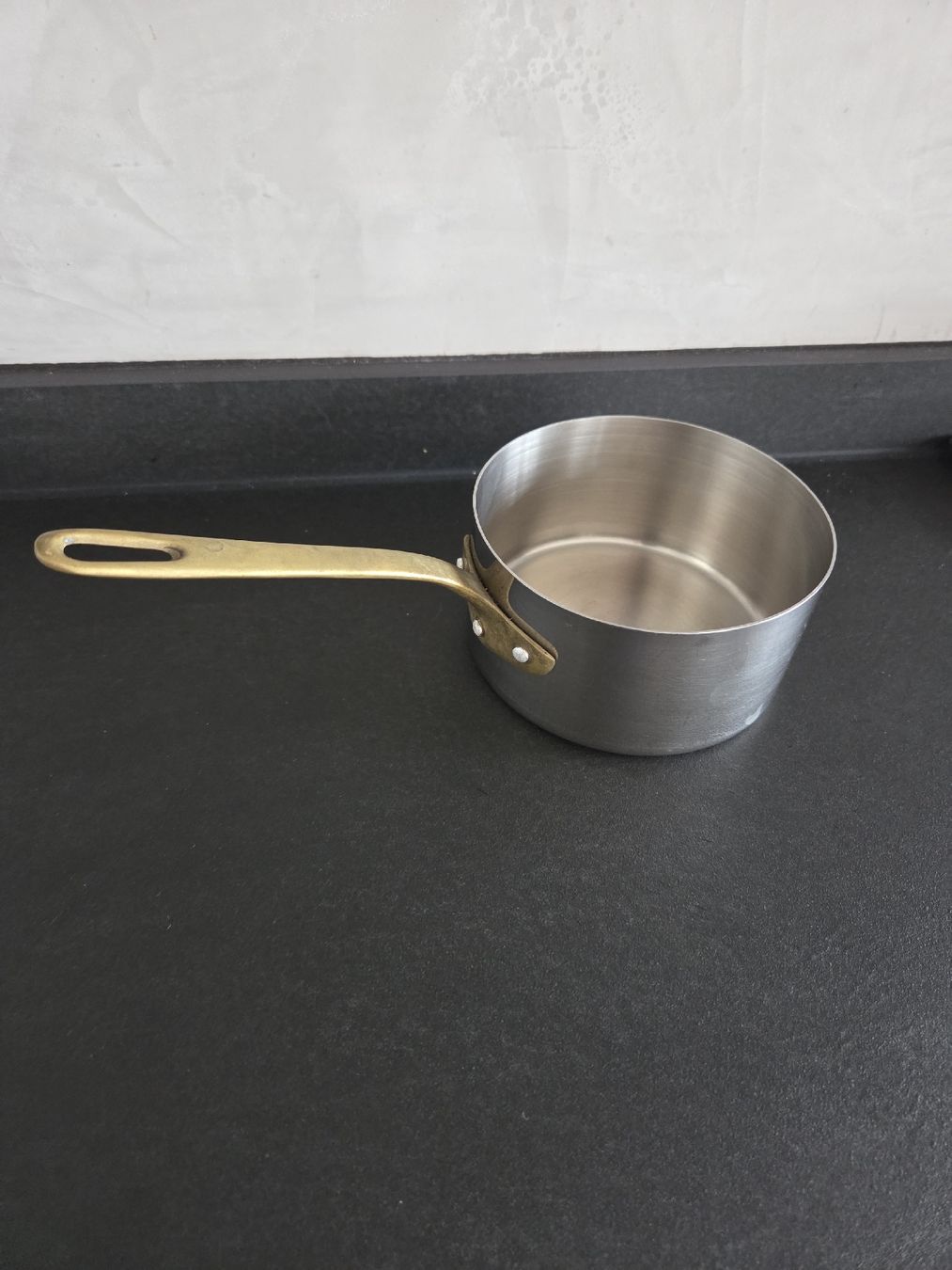 Padelle: Antiker Edelstahl Topf mit Messinggriff 500ml. – Usato da Rickenbach Sulz venduto da Kodachrom 5