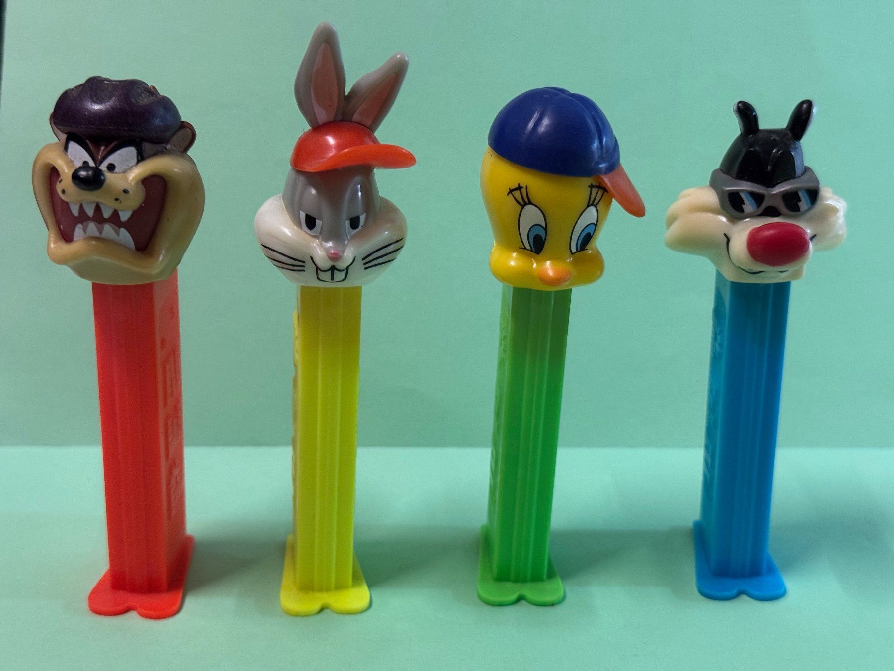 Pez Statuette: Looney Tunes,  4 - PEZ Spender  / Bugs Bunny usw. – Usato da Hedingen venduto da Wowi