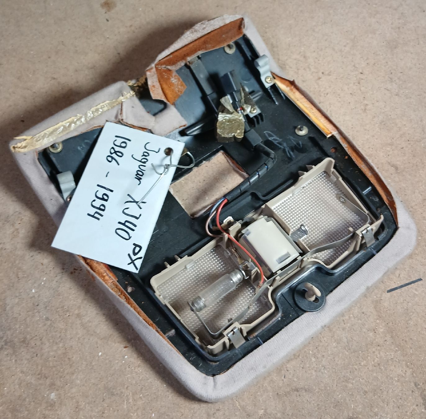 Jaguar Tutti pezzi di ricambio auto: Plafonnier Jaguar XJ40  – Usato da la heutte venduto da Auto-stock 1