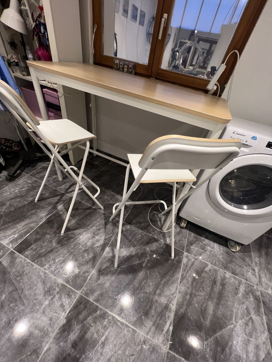 Set di tavolo e panche: IKEA Bartisch mit 2 Barstühle, Top Zustand, Winter Schnäppch – Usato da Basel venduto da ist_6xbn