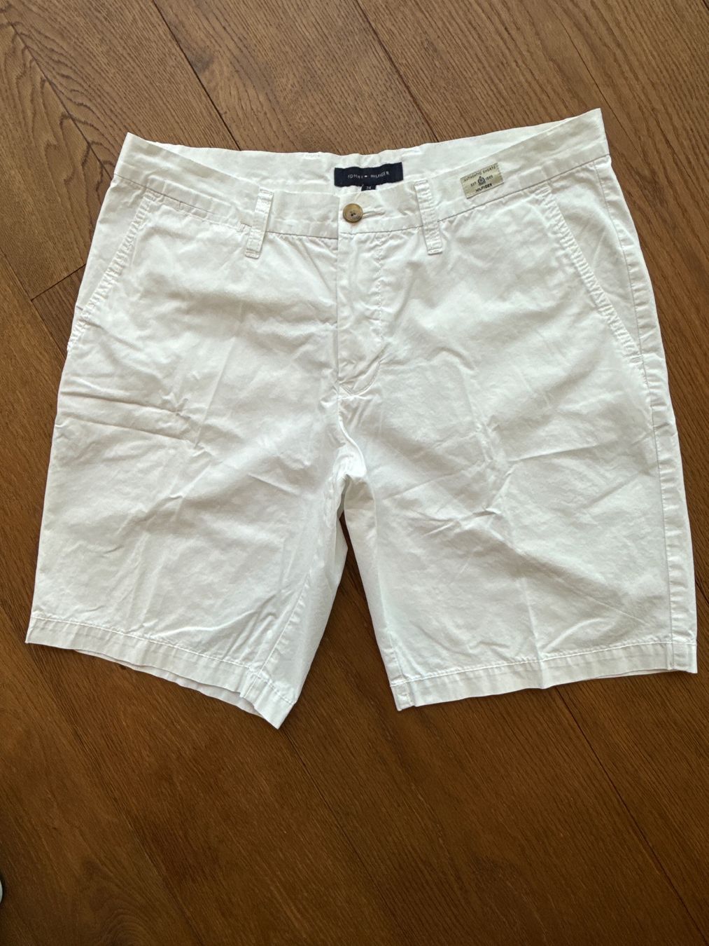 Tommy Hilfiger Pantaloni: TOMMY HILFIGER SHORTS – Usato da Zürich venduto da SWKA