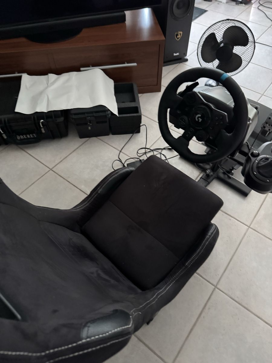 Logitech Manettes: Setup Simulateur SimRacing Playseat avec volant g923  – D'occasion à Biel/Bienne par giofab 2