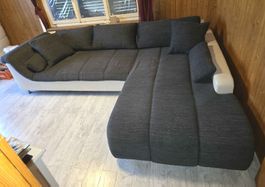 Bequemes Sofa in dunkelgrau / weiss zu Verkaufen