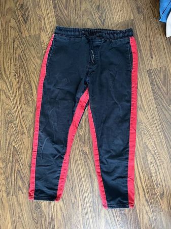 Zara Hose mit roten Streifen, Grösse M, guter Zustand