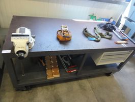 Werkstatttisch mit Schraubstock und Schubladenmobil