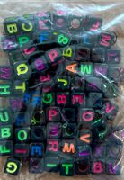 Bastelperlen Buchstaben Würfelform bunt, 100 Stück