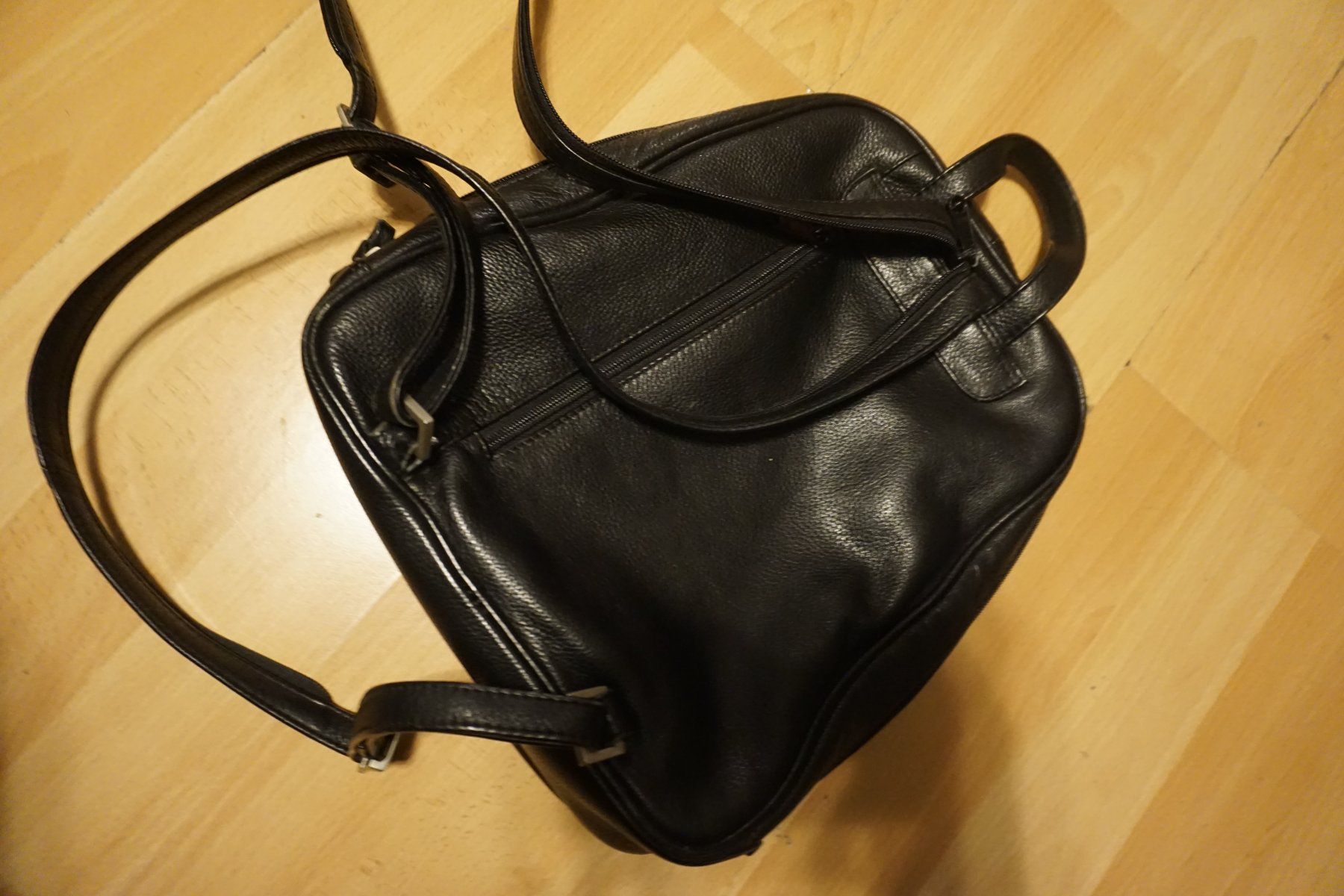Zaini: Schöner, kleiner Lederrucksack in Schwarz – Usato da Zürich venduto da einalemjena 4