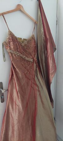 Abendkleid mit Schal olivgrün/rot bestickt Grösse Gr 38/40