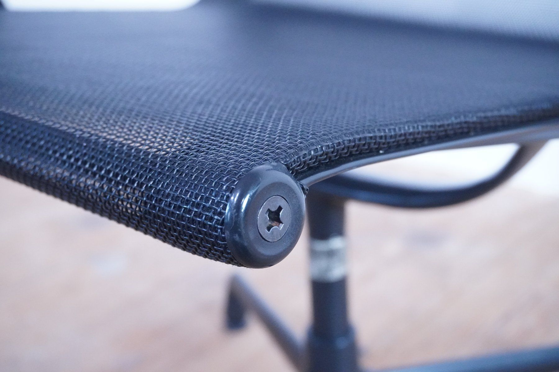 Vitra Sedie: Vitra Eames Alu Chair EA108 Netz schwarz – Usato da Bad Zurzach venduto da QLASSIQ 6