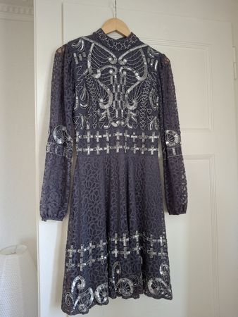 Robe London Look bleu gris S avec paillettes et en dentelle