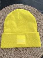 Cappello giallo con toppa, nuovo