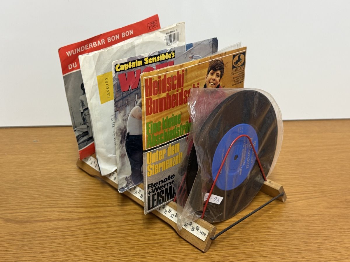 Supporti per strumenti musicali & leggii: Vintage Schallplattenständer mit 5 Single-Schallplatten – Usato da schaffhausen venduto da VintAntik_1980 3