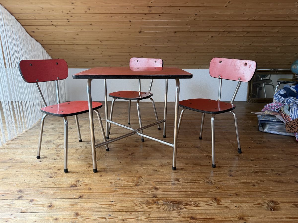 Set di tavolo e panche: Kindertisch mit drei Stühlen – Usato da Zürich venduto da K_T_H_M 2