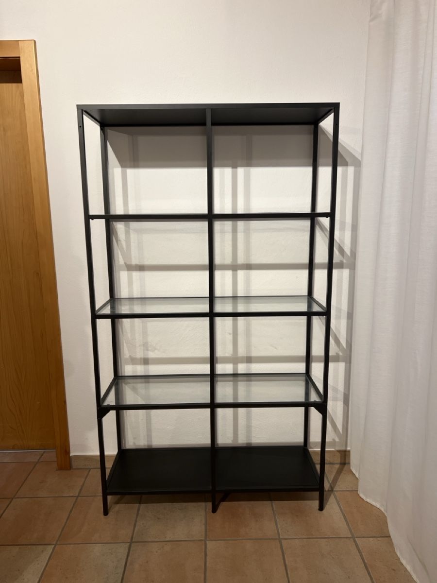 Regale: Schwarzes Metallregal mit Glasböden – Gebraucht aus Jenins von GRPI3