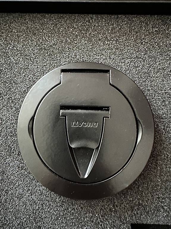 Tutti i ricambio per moto: Ducati tappo serbatoio originale nero opaco – Usato da Mendrisio venduto da esthetic111
