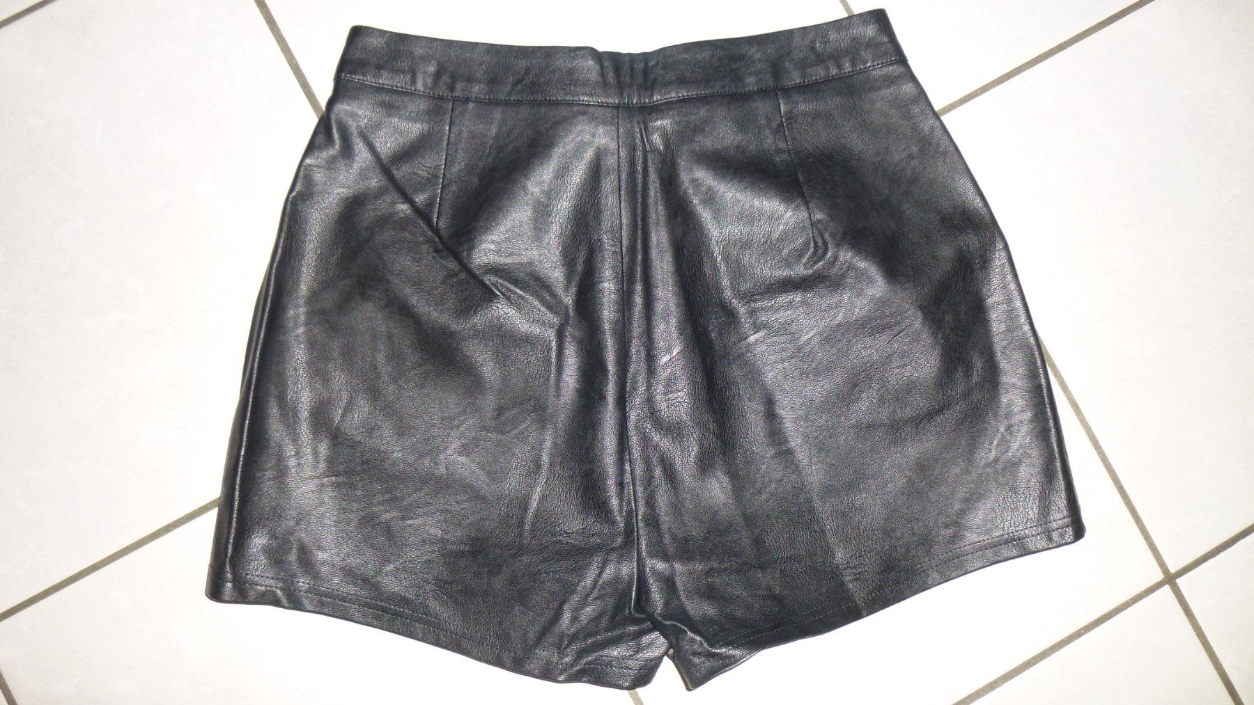 Pantaloni: Kunstleder-Damen-Shorts schwarz / 38 – Usato da Triengen venduto da misterpicknicker 1
