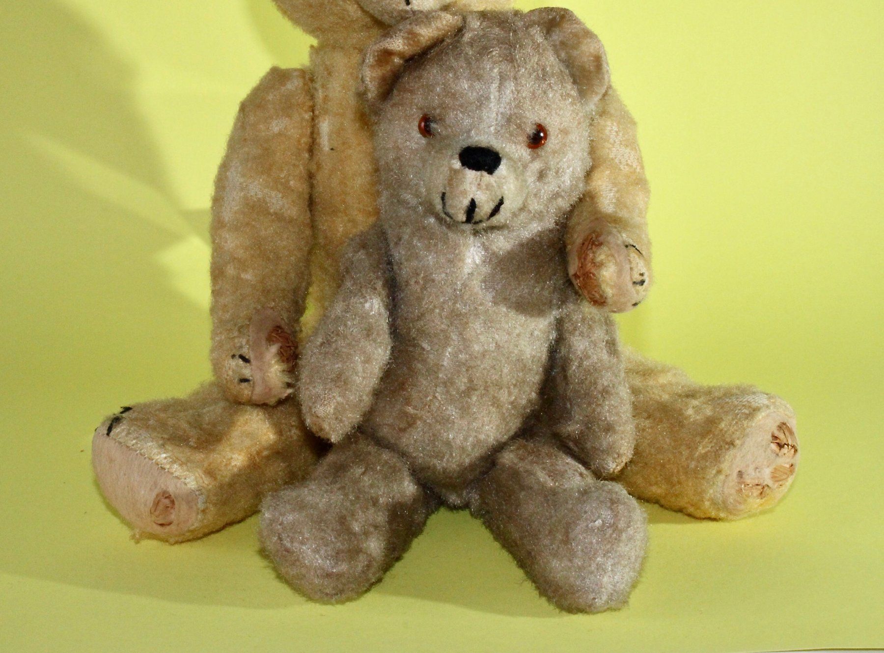 Bambole: ZWEI ALTE , STARK BESPIELTEN TEDDYBÄREN. – Usato da Grandcour venduto da Flowerstyle 2