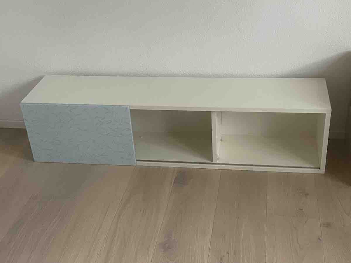 Cassettiere: Schubiger Hängeschrank mit Schiebetüren – Usato da Dietikon venduto da Nieselchen 1