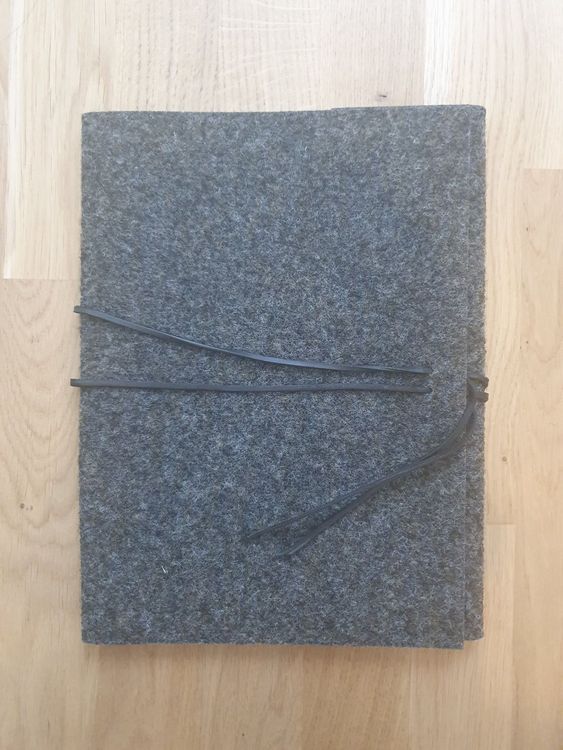 Dokumentenmappe Filz Anthrazit - DIN A4, Mit Reisepass-Fach, Stifthalter & Kofferriemen