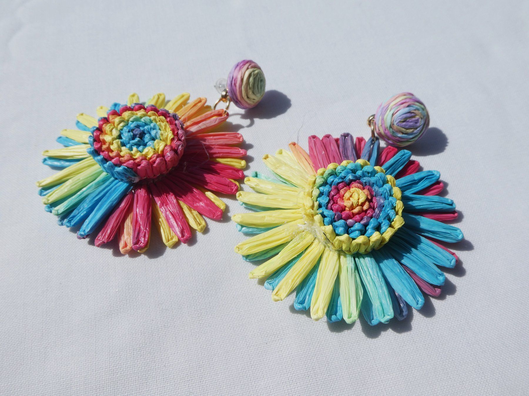 Boucles d'oreille: Grosse Raffia-Blumen-Ohrstecker, Modeschmuck / NEU – Neuf (Voir description) à Gattikon par kaandooh