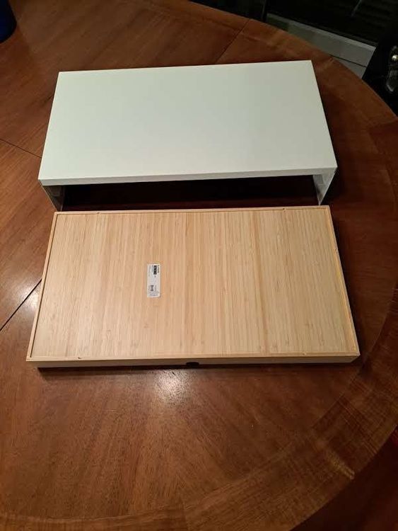 SHW Elektrisch Höhenverstellbarer Stehpult – 157 X 71 Cm, Walnuss-Optik – Mit Monitorerhöhung & Schublade