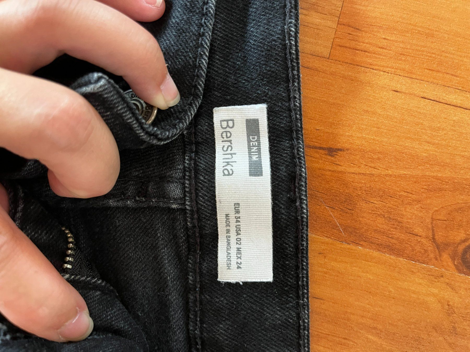 Pantalons: Schwarze Bershka Jeansshorts – D'occasion à Seuzach par anina.k 2