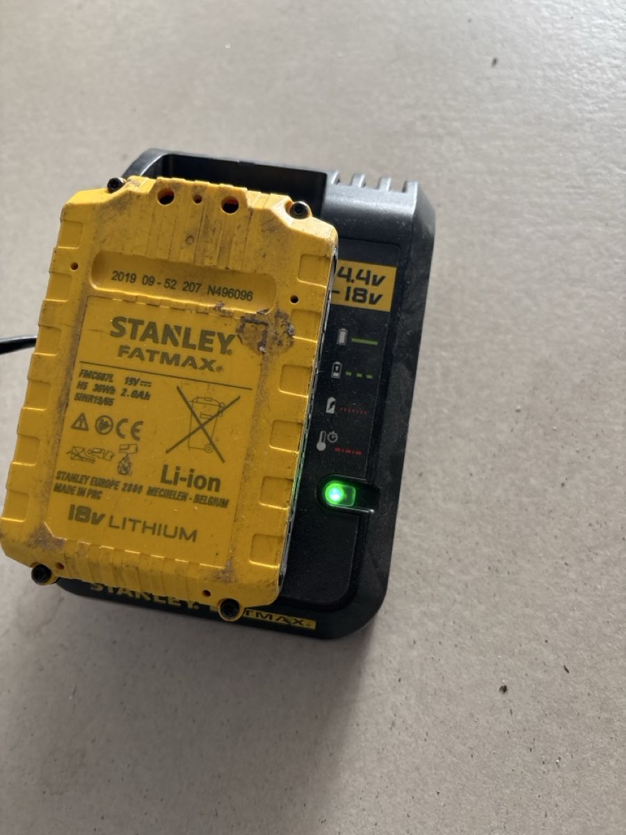 Stanley Caricatori & Batterie: Batterie Stanley Fatmax 18V + Ladegeräte – Usato da Triesen venduto da R89. 3