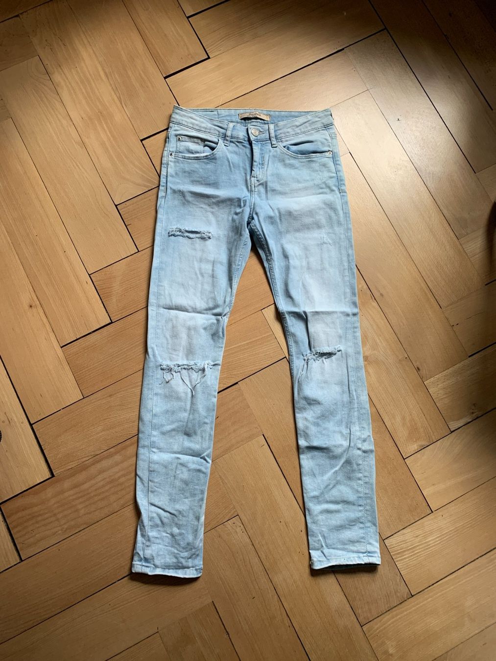 Bershka Jeans: BERSHKA - Destroyed Jeans hellblau 34 – D'occasion à Zürich par Diazaio