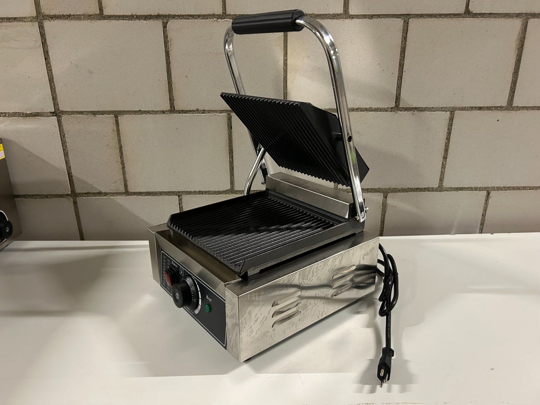 Appareils de cuisine: Kontakt Grill NEU mit Garantie – Neuf avec emballage d'origine à Hombrechtikon par SPS-Liquidationen 1