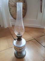 Antike Öllampe mit Zinnfuss