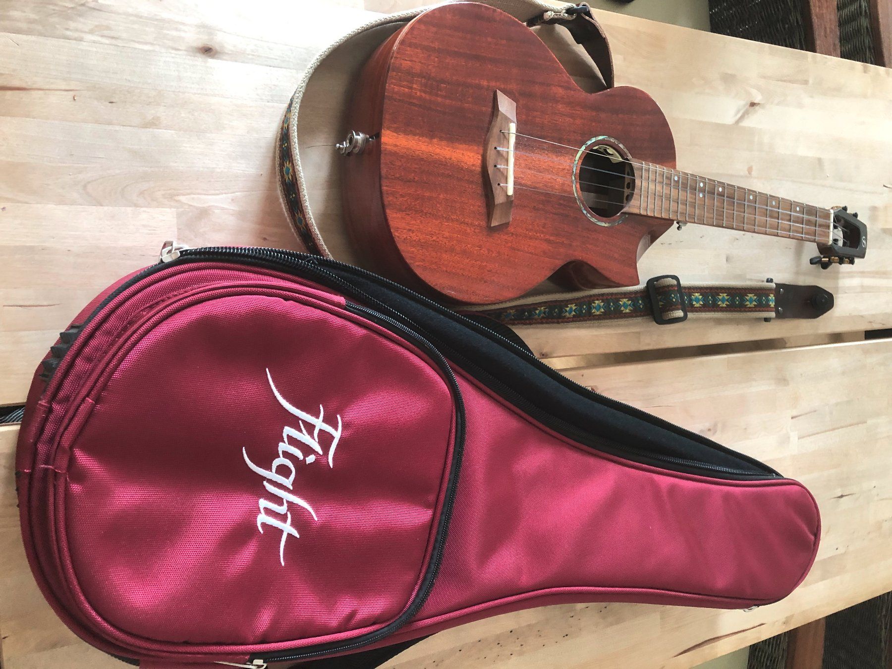 Strumenti musicali: Ukulele Flight Mustang Tenor EQ-A – Usato da Oberengstringen venduto da harburger