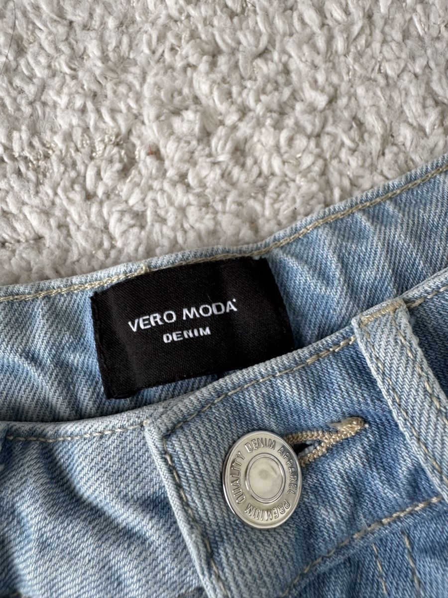 Vero Moda Jeans: hellblaue Jeans, Grösse 28/32 – Nuovo (secondo la descrizione) da Staufen venduto da M19M 2