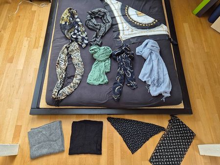 Set mit 11 Schals / Foulards