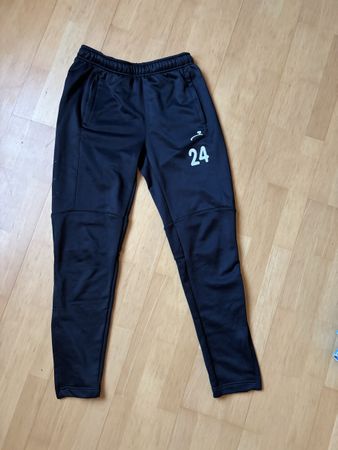 Trainingshose schwarz mit Nummer 24 Grösse M
