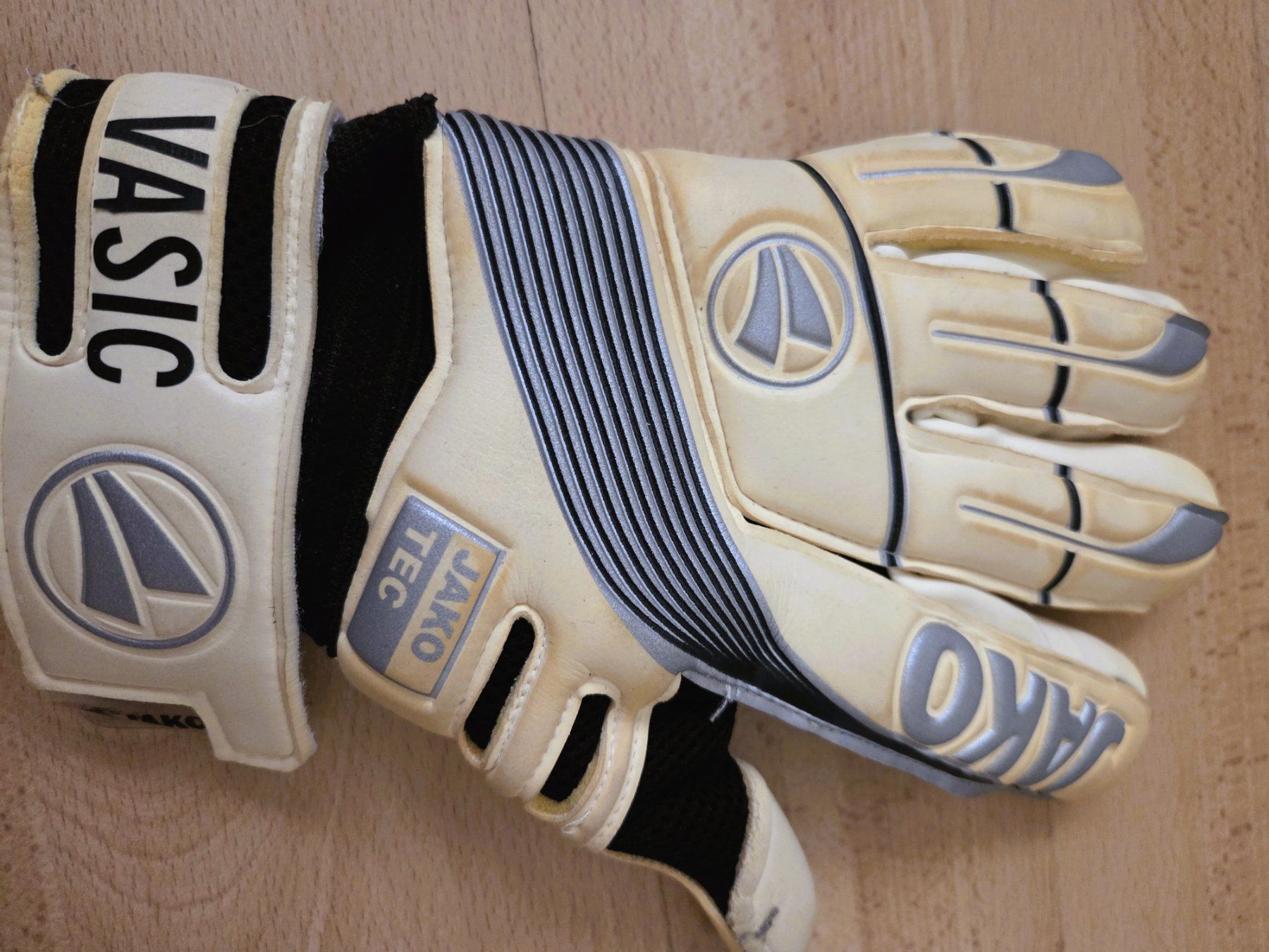 Jako Guanti & manicotti: FUSSBALL - TORWART HANDSCHUHE - VASIC JAKO – Usato da Brüttisellen venduto da Nighttrain 2