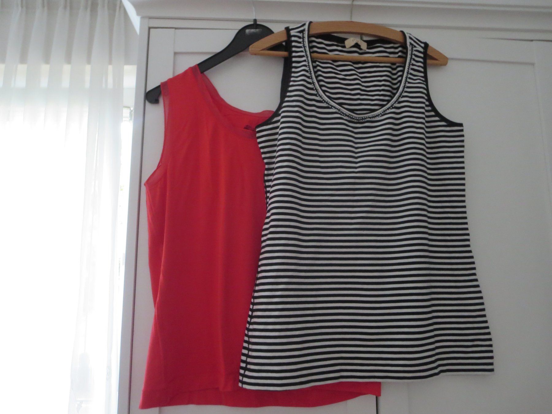 T-Shirts: 2 Ärmellose Damen Shirts /Gr. 42 – Gebraucht aus Wallisellen von Arvenstube