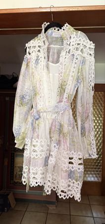 Elegantes Damenkleid mit Blumenmuster und Spitze – sehr gute