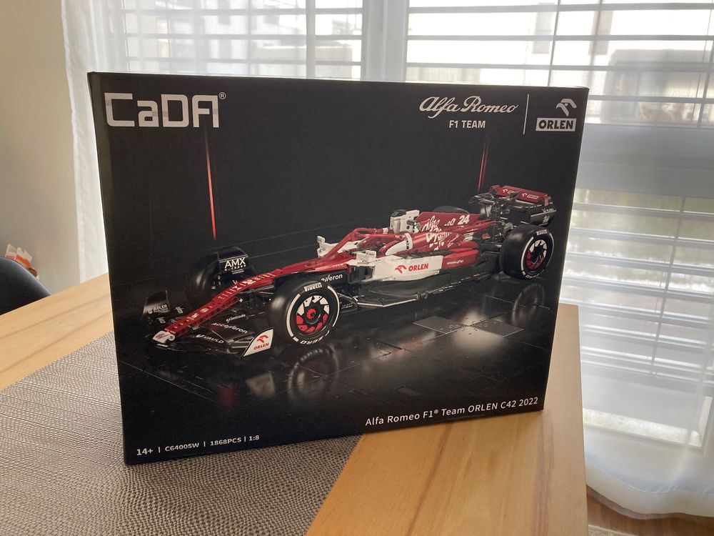 CaDA c64005W autós építőjáték, 1868 db építőkocka, Alfa Romeo F1 Team ORLEN C42w