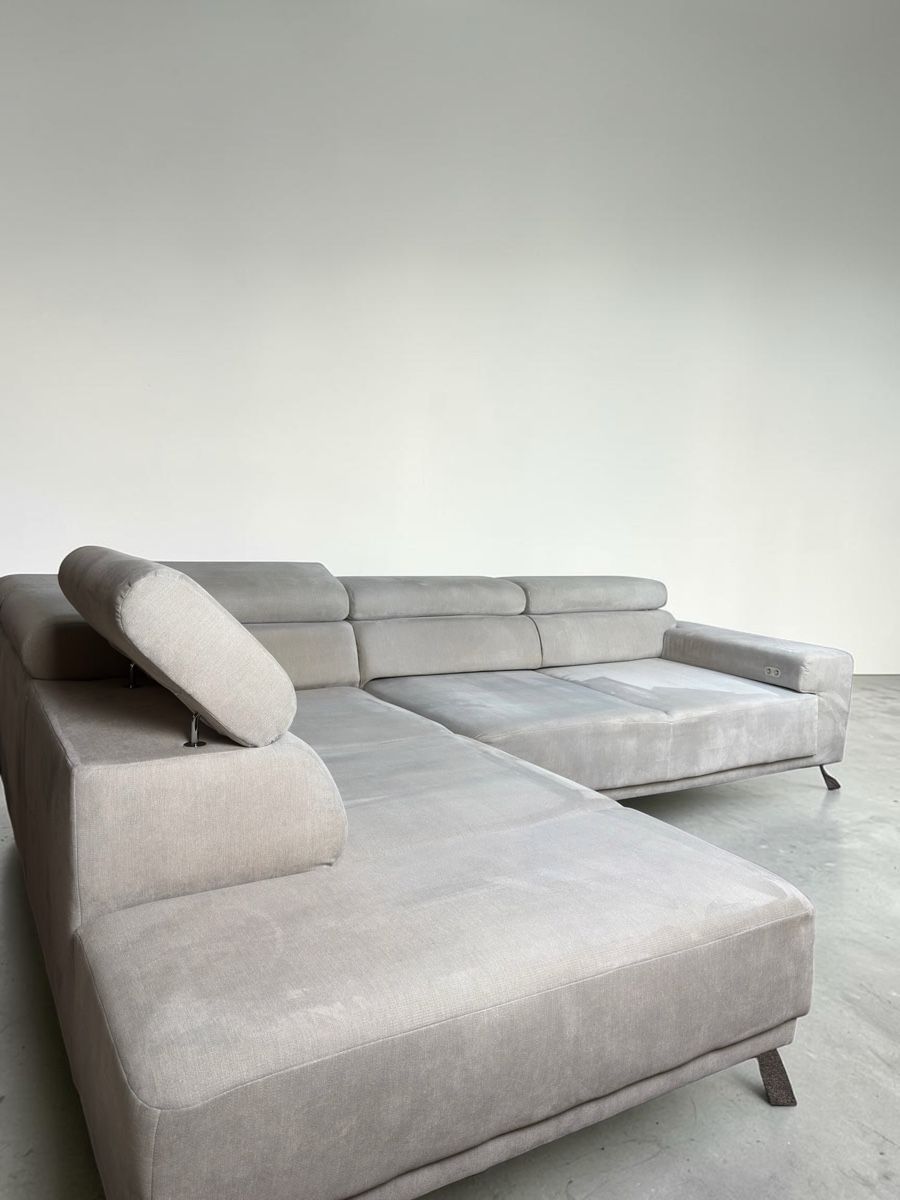 Sofas: Hellgraues Ecksofa aus Stoff mit elektrischer Schlaffunktion – Gebraucht aus Bachenbülach von Sofalab.swiss 7