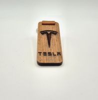 Tesla Fanartikel: Holz Schlüsselanhänger mit Logo