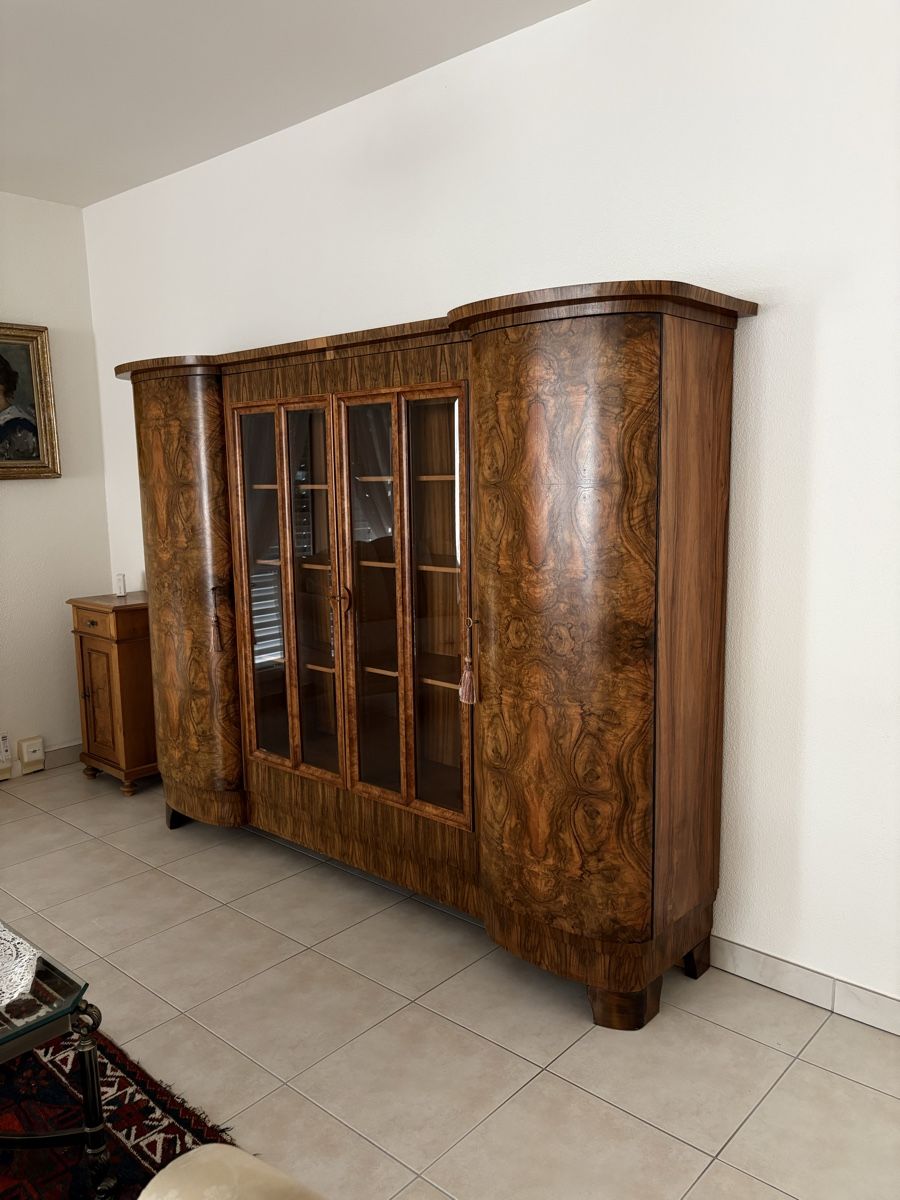 Vitrines: Semus Vitrinenschrank Nussbaum – D'occasion à Villnachern par rem_8v28