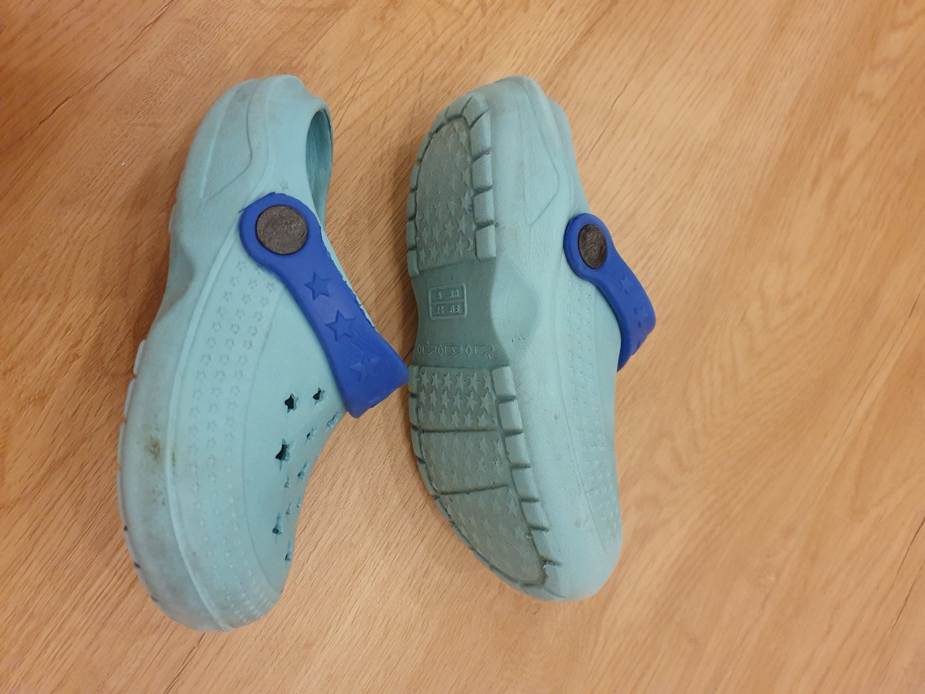 Scarpe per ragazzi: Gummi Clogs, Badeschuhe, Gr. 27, hellblau – Usato da Heinrichswil venduto da frankie19860 4