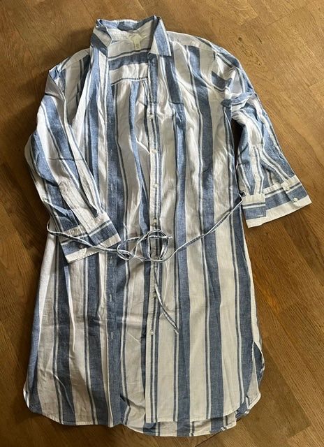 H&M Vestiti: Gestreiftes Leinen-Kleid mit Stoff-Bändel-Gürtelchen – Usato da Steinmaur venduto da Dyleila