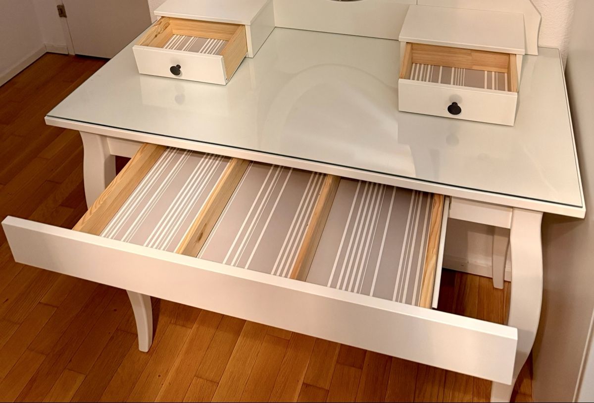 Ikea Tavoli da trucco: Weisser Schminktisch mit Glasplatte IKEA Hemnes – Usato da Wettswil venduto da HESAMIDA 1