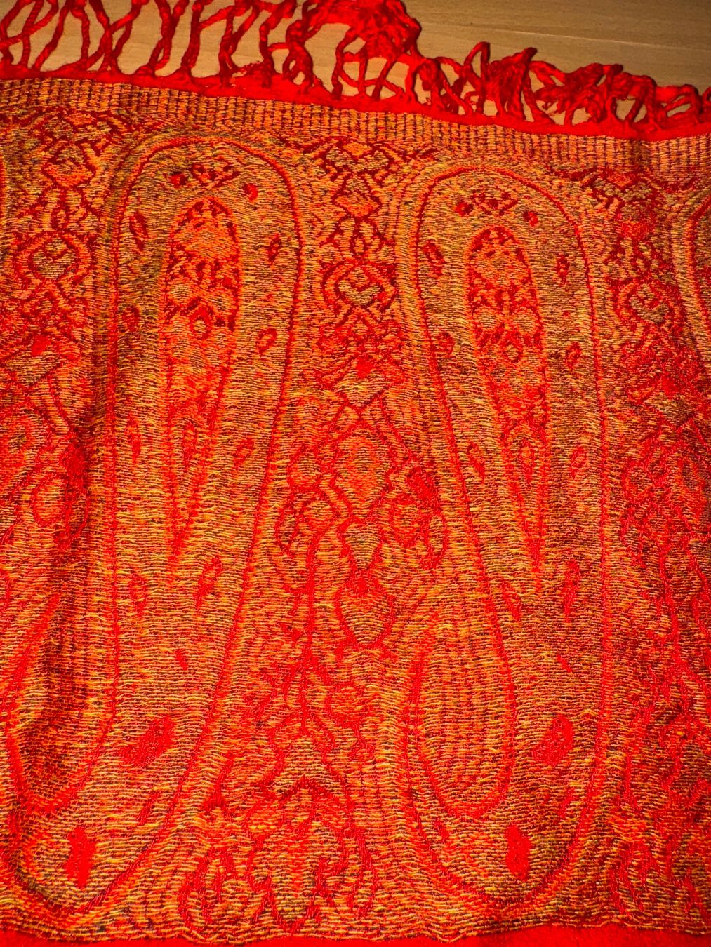 Foulard & Sciarpe: Schöner roter Schal – Usato da Grosswangen venduto da shoes.bags.and.co 4