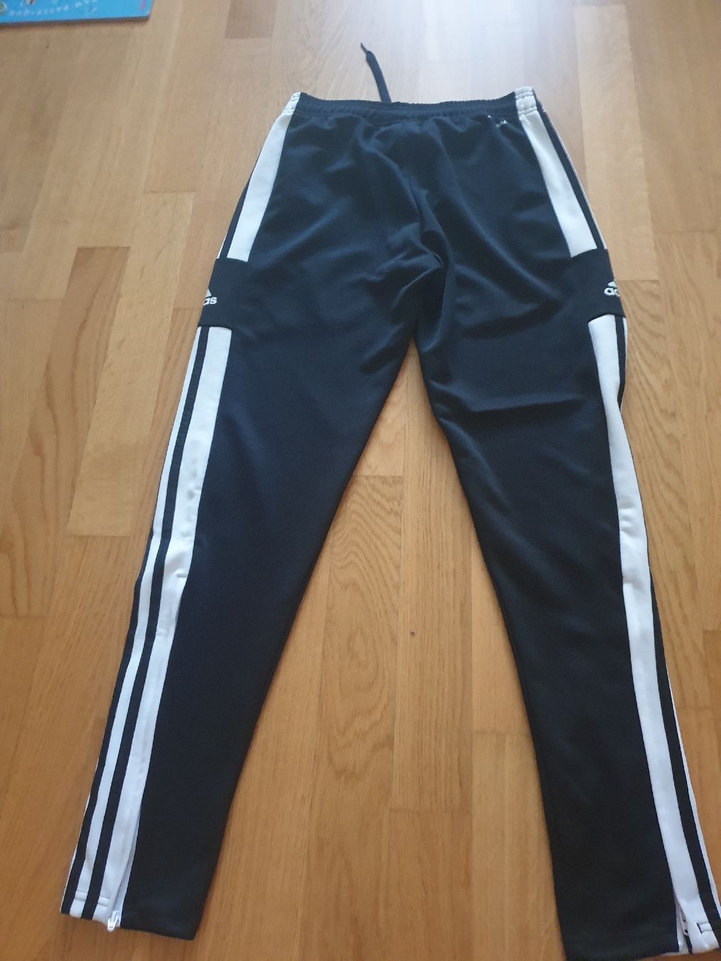 Adidas Pantaloni: Pantalon adidas – Usato da Fribourg venduto da mal_8zjh 2