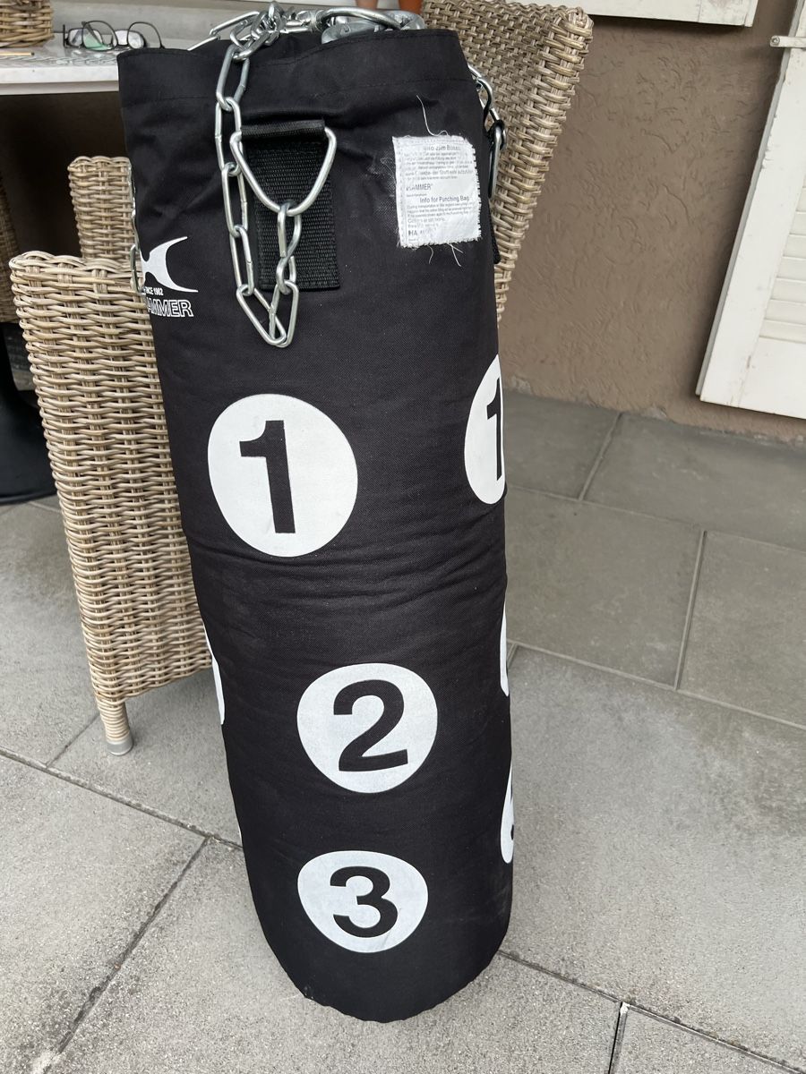 Sacs de frappe: Boxsack, Hammer, 2 Paar Handschuhe – D'occasion à Schöftland par mamajasima5
