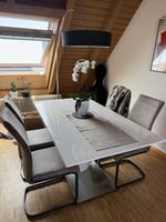 4 Stühle + Esstisch ausziehbar Metallfuss alles wie ne