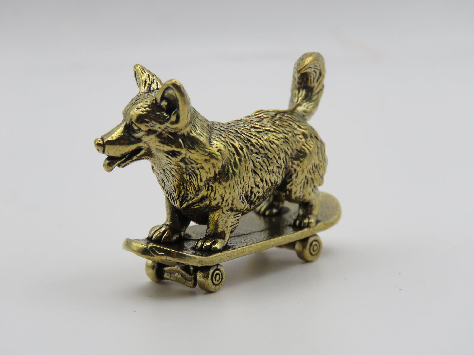 Figuren: CORGI auf SKATEBOARD - Figur aus Messing - 4,5x2,5cm – Neu und originalverpackt aus Grenchen von Yamahwildstar16 1